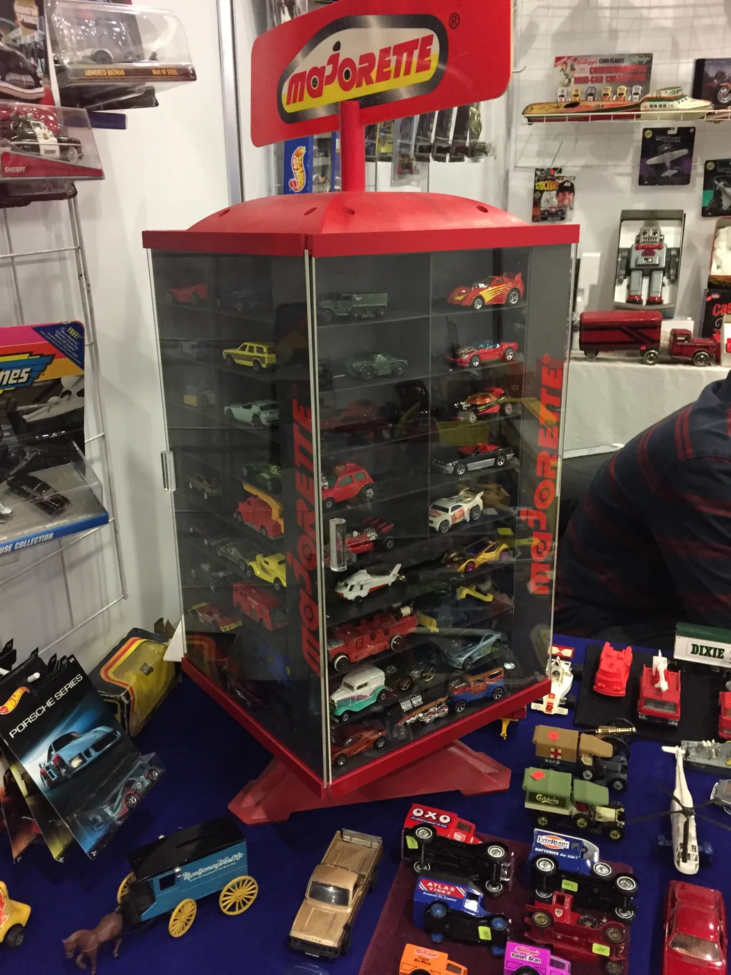 Exhibidor giratorio Majorette con coches a escala en la Diecast Convention del WTC, Ciudad de México.