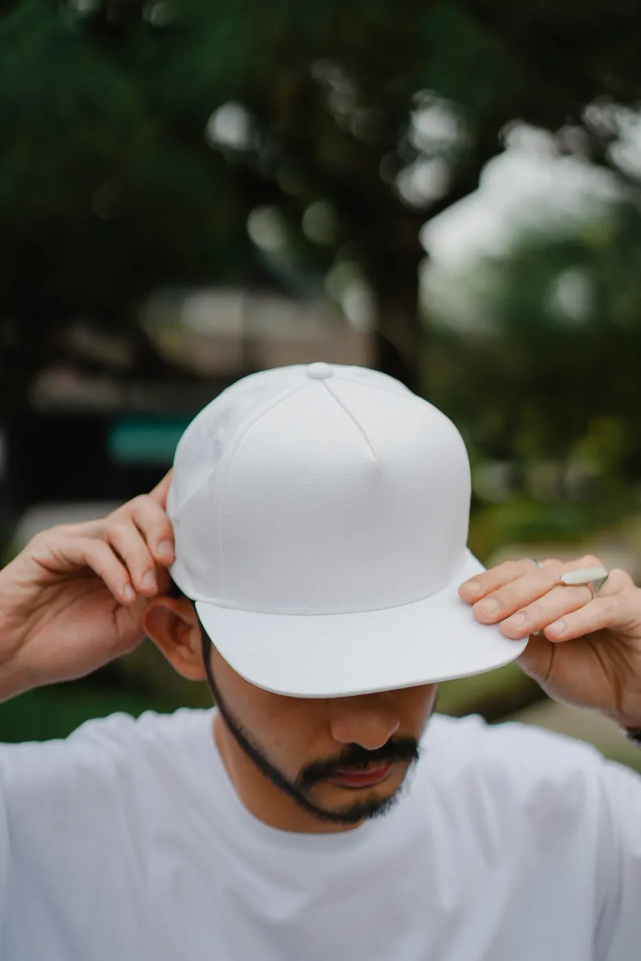 Gorra blanca lisa como referencia de accesorio para personalizar.