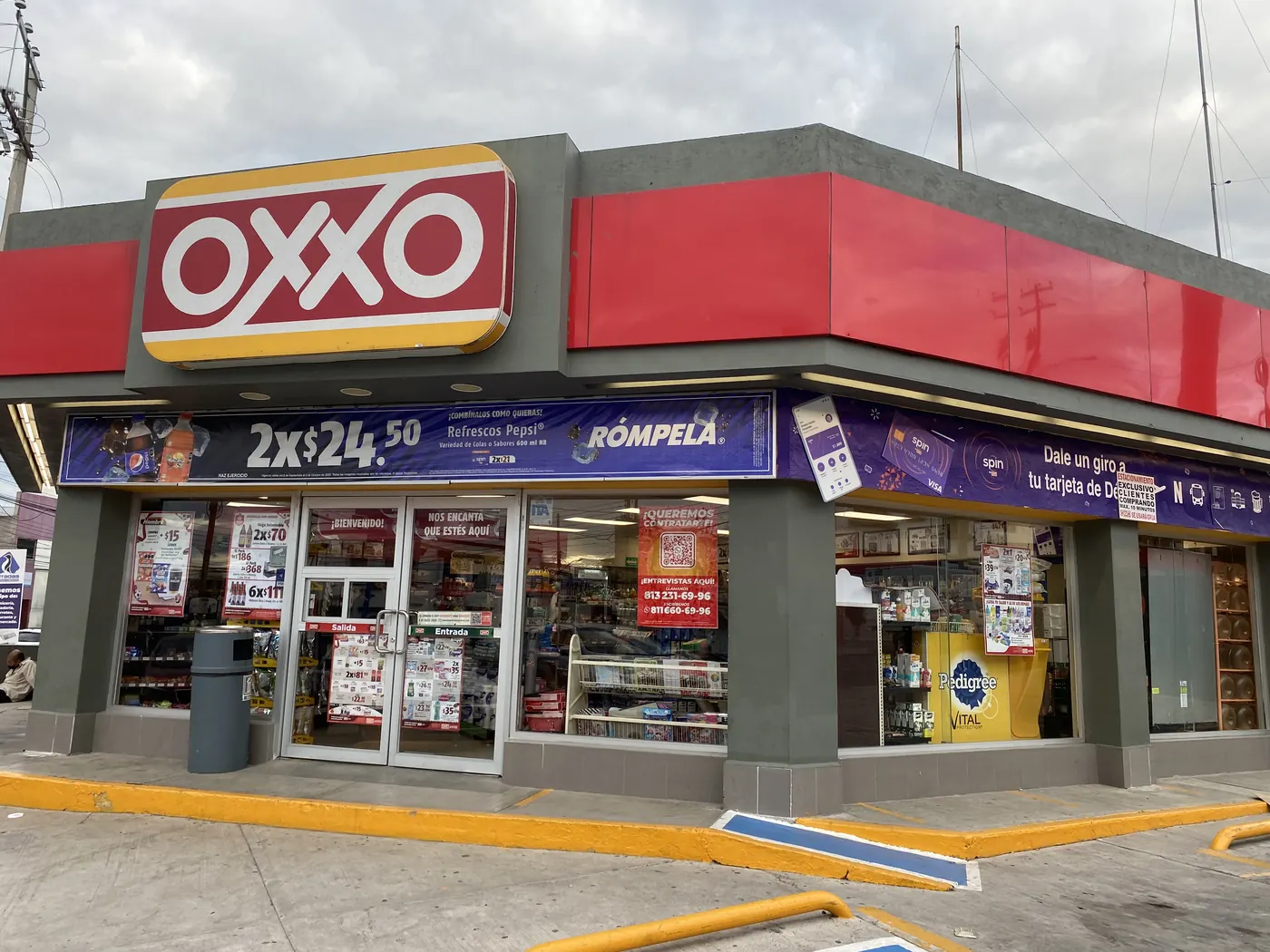 Fachada OXXO con letrero y gráficos promocionales en Loma Linda, Querétaro.