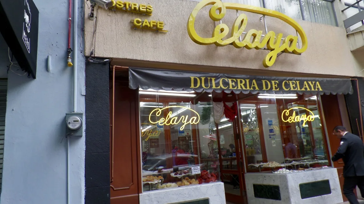 Letras corpóreas amarillas de la Dulcería de Celaya en la Colonia Roma, Ciudad de México.