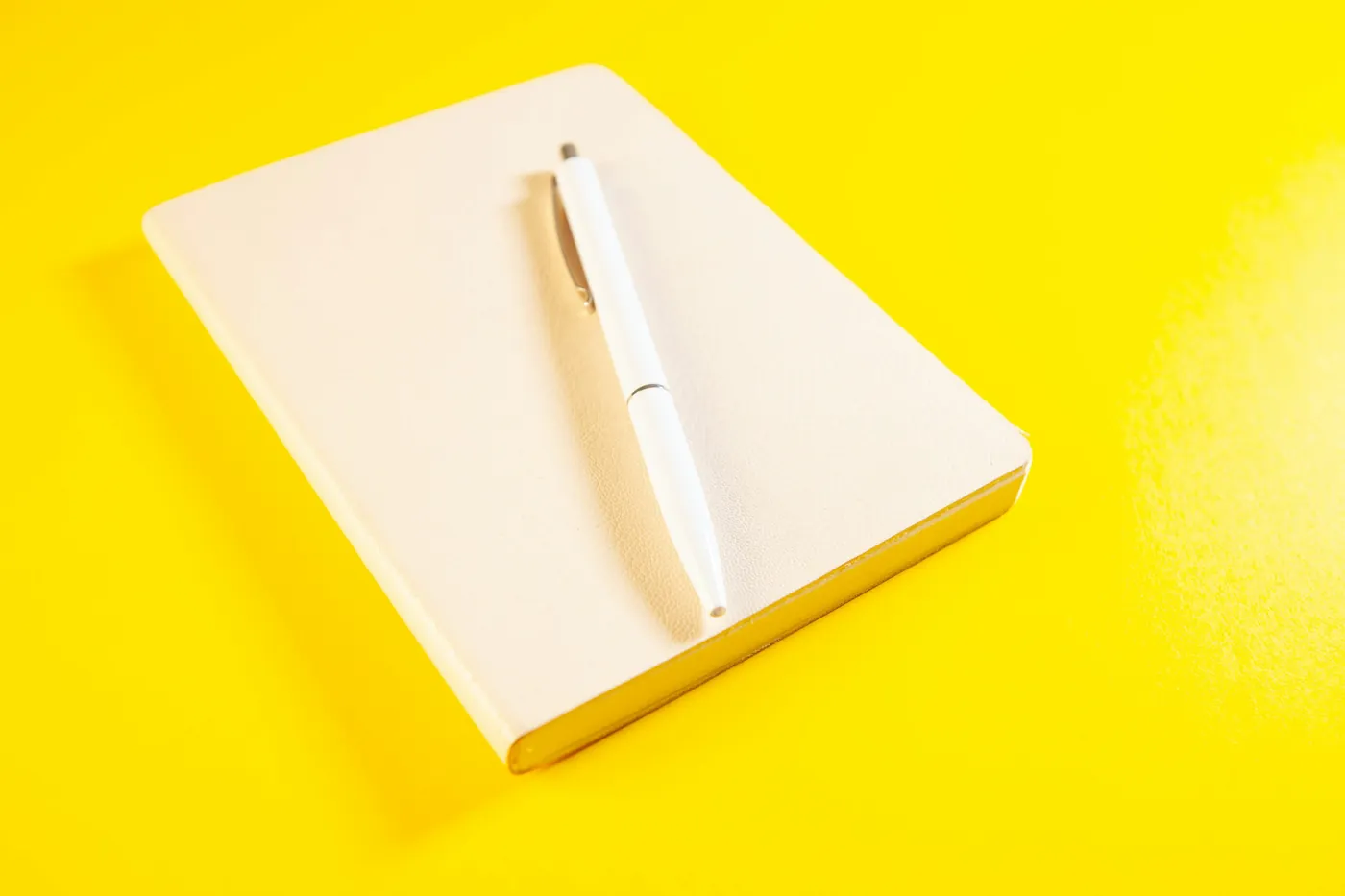 Libreta y bolígrafo: artículos de oficina para personalizar.