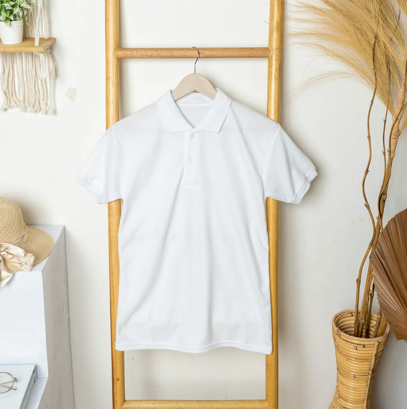 Polo blanco liso como referencia de prenda para personalizar.