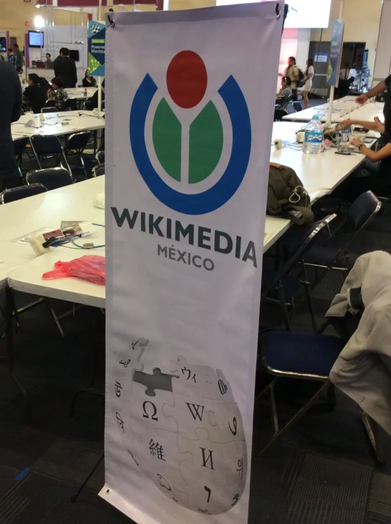 Banner portátil tipo X de Wikimedia México en Campus Party, Zapopan, Jalisco.