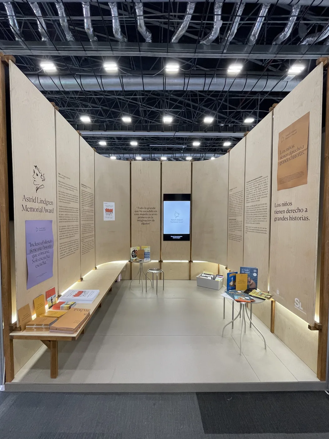 Stand del premio Astrid Lindgren en la FIL Guadalajara 2025, con paneles gráficos, iluminación y mobiliario.
