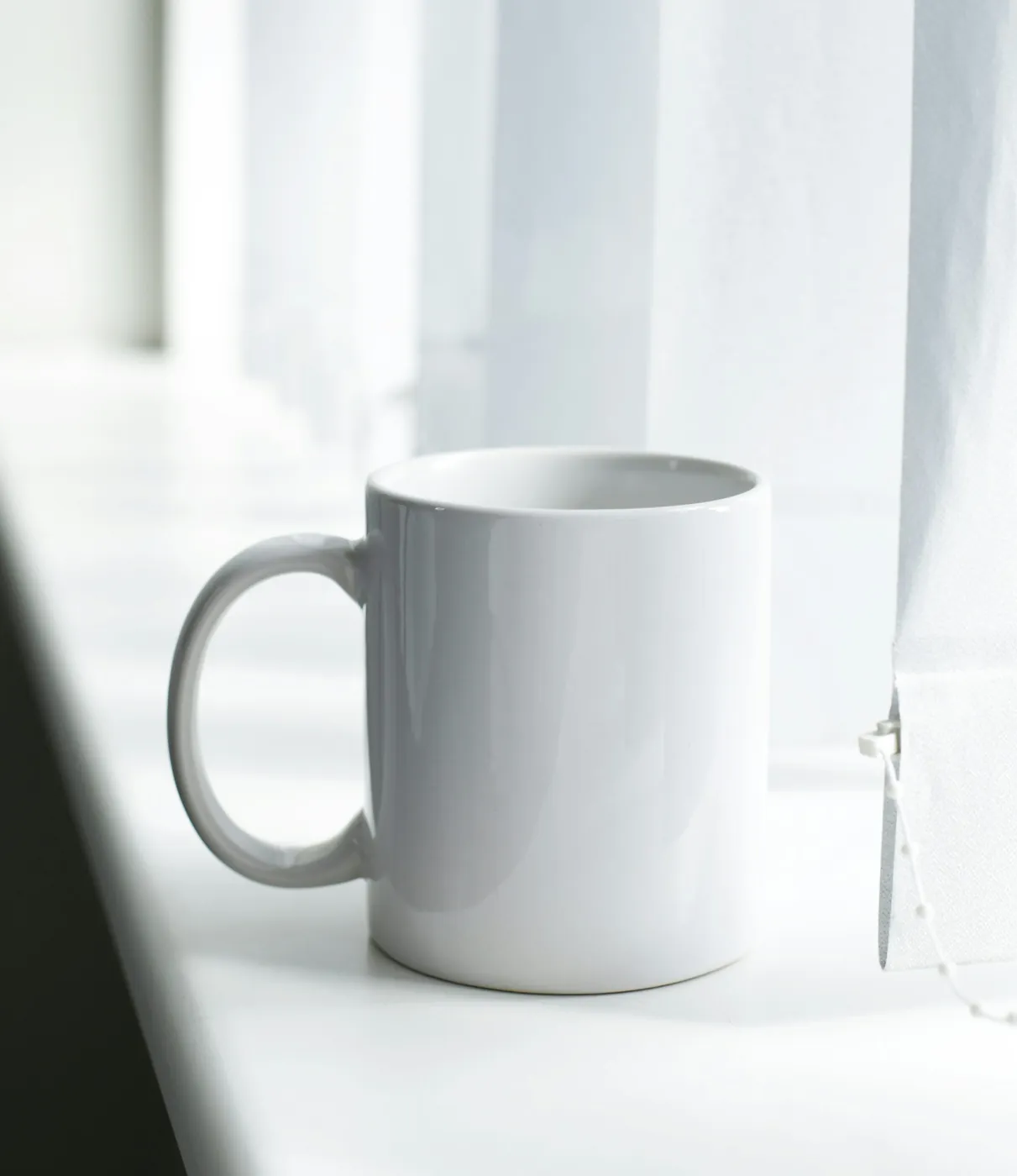 Taza blanca lisa como base para un diseño personalizado.