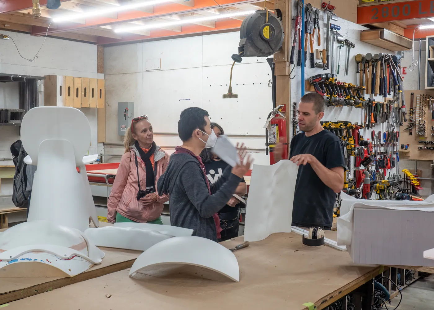 Demostración de termoformado y piezas plásticas moldeadas en un taller.