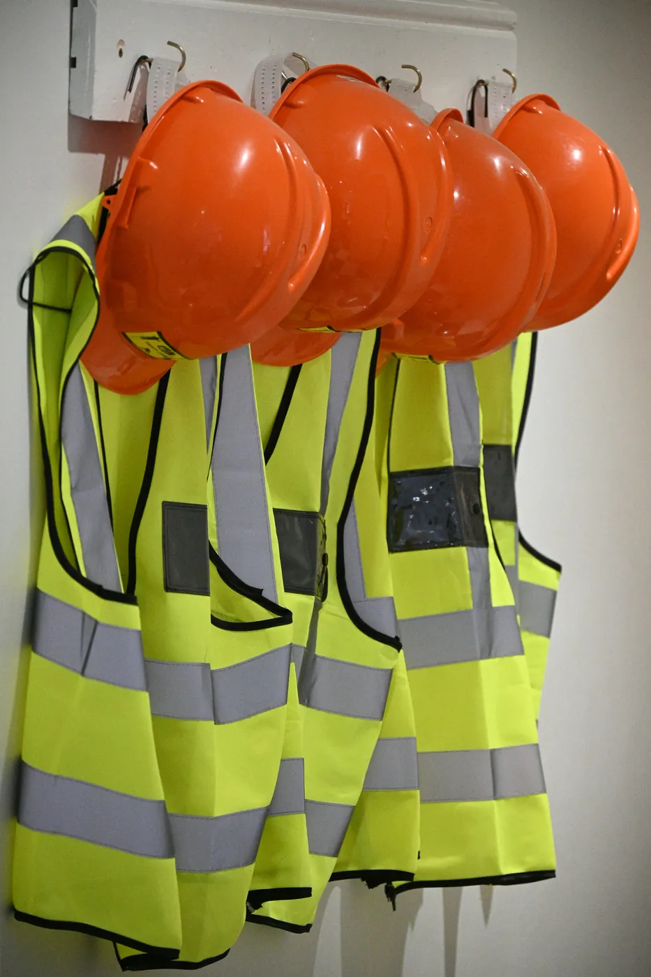 Chalecos de alta visibilidad y cascos como referencia de vestuario de trabajo.