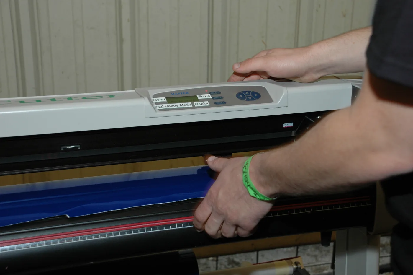 Preparación de una lámina azul en un plotter de corte de vinilo. Referencia técnica del proceso.