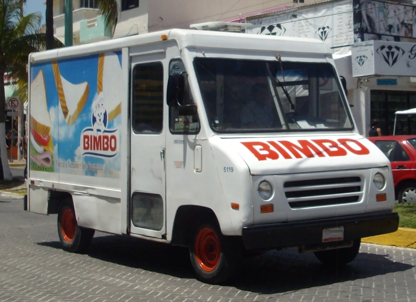 Gráfica publicitaria en un vehículo de reparto Bimbo fotografiado en Cancún, México.